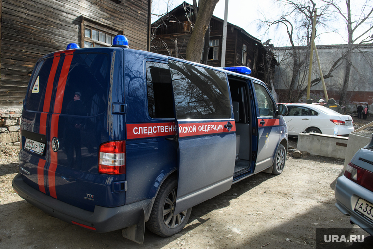 Работа следователей в сгоревшем доме на улице Омская. Екатеринбург, следственный комитет, скр по свердловской области, улица омская91