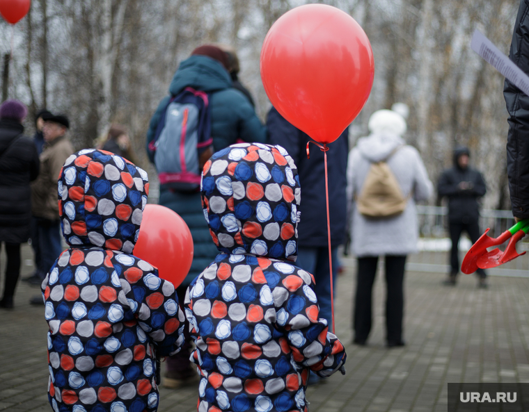 Митинг против закрытия железной дороги. Пермь, воздушные шарики, близнецы, дети