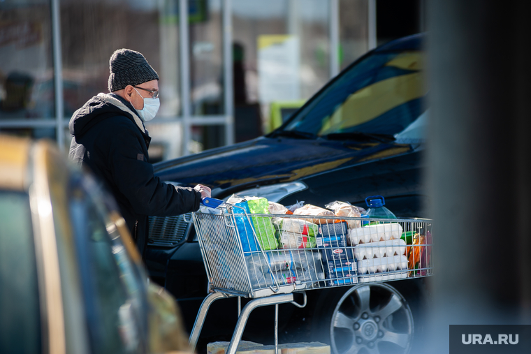 Люди закупают продукты в гипермаркетах во время пандемии коронавируса. Екатеринбург, корзина, продукты, тележка, гипермаркет, магазин, супермаркет, коронавирус