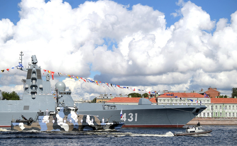 Парад военно-морских сил прошел в Санкт-Петербурге 26 июля