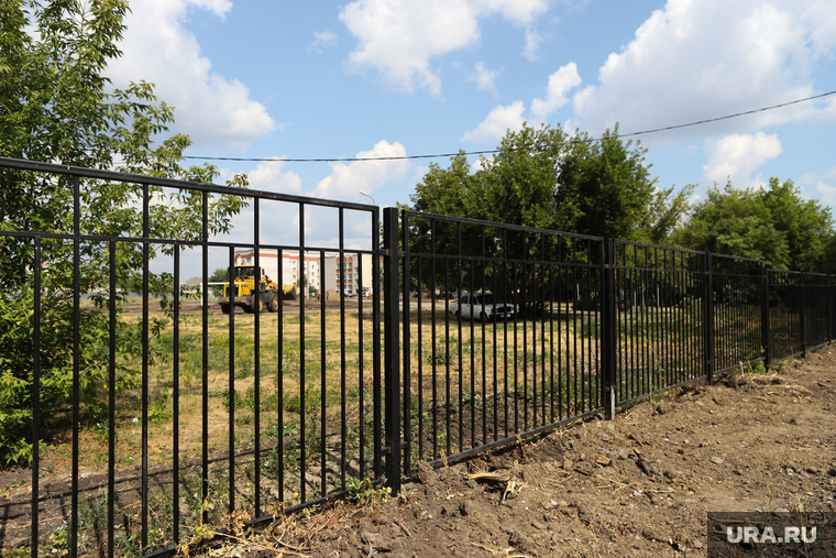 По периметру гимназии №27 появился новый забор