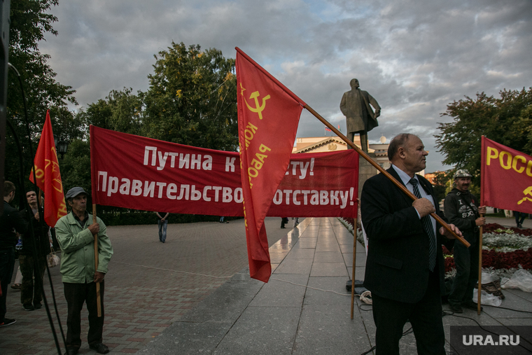Митинг против пенсионной реформы. Тюмень
, памятник ленину, черепанов александр, транспарант, правительство в отставку, флаги