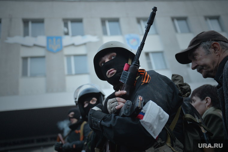 Ситуация на востоке Украины. Луганск. Захват здания МВД, автоматчик, ополчение, луганск, захват мвд, вооруженние, боевик
