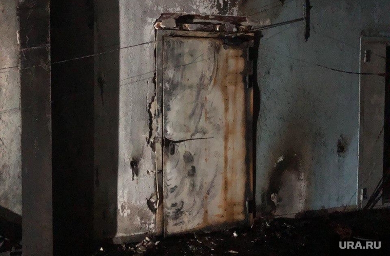 Последствия пожара на стройке центра шорт-трека в Челябинске, пожар шорт-трек, пожар дверь