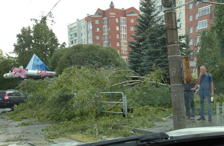 Мощный ураган обрушился на Челябинск и область