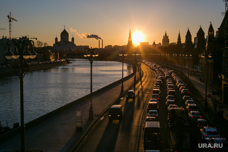 Пробки в городе. Москва, машины, пробка, солнце, трафик, город москва, автомобили, автотранспорт