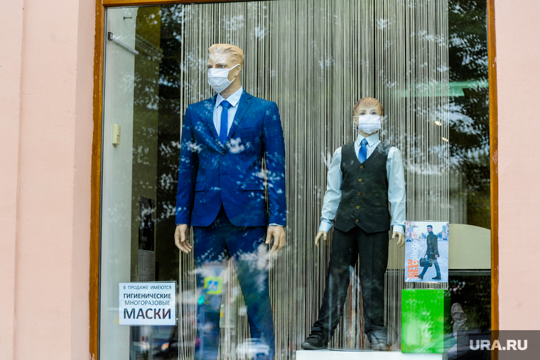 Маски защитные на манекенах магазина Пеплос. Челябинск, витрина, школьная форма, манекен, маска защитная, пеплос