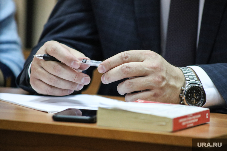 Судебное заседание по уголовному дела директора аэропорта Коваленко. Курган
, ежедневник, часы, руки, шариковая ручка