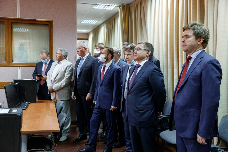 Первый справа — врио ректора Павел Акимов, второй справа — министр Владимир Якушев