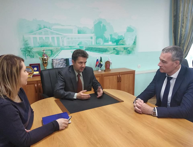 Павел Мартьянов (в центре) с утра проводит служебное совещание