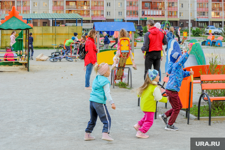 Дворовая площадка с жителями, которые не соблюдают режим самоизоляции. Челябинск, двор, дети, малые формы, детская площадка