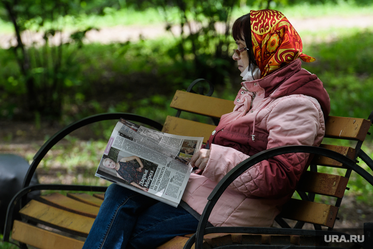 Пятьдесят шестой день вынужденных выходных из-за ситуации с распространением коронавирусной инфекции CoVID-19. Екатеринбург, читает газету, сидит на скамейке, люди на улице