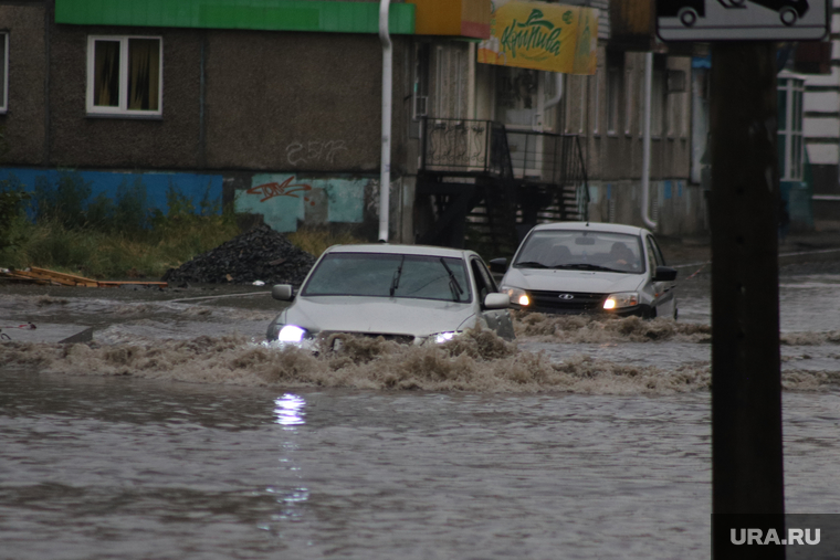 Затопленная улица Кирова. Курган, затопленная улица, ливень, потоп, дождь, последствие ливня
