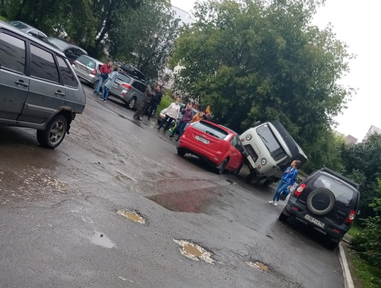 Мальчик не справился с управлением и наехал на иномарку