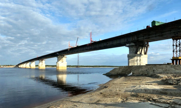 Конструкции моста соединили берега Пура