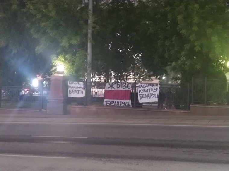 Самодельные плакаты в поддержку протестующих появились на улицах Екатеринбурга