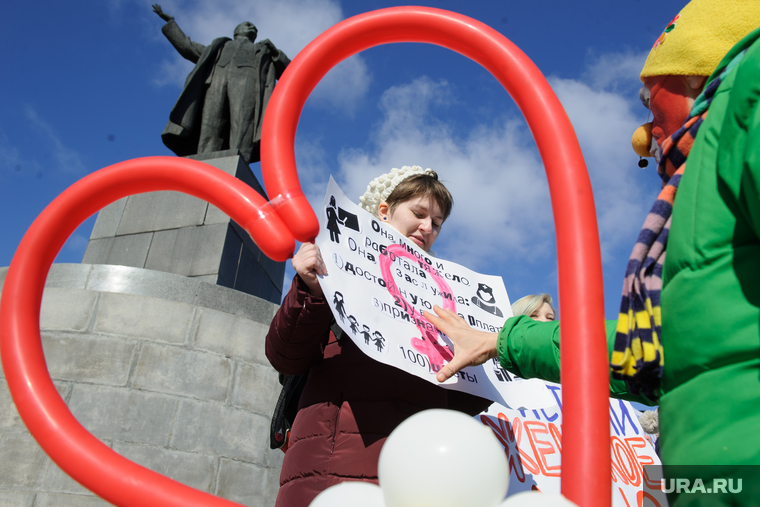 Пикет феминисток на Площади 1905 года. Екатеринбург, пикет, феминистки, феминизм