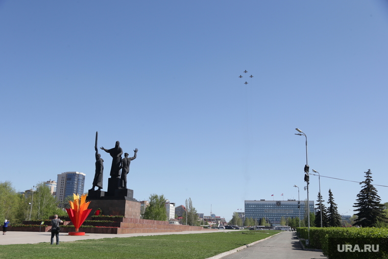 Виды города 9 мая День Победы. Пермь, миг-31, самолет, памятник героям фронта и тыла
