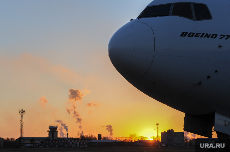 Боинг-777 в Челябинском аэропорту. Челябинск, самолет, боинг-777-200