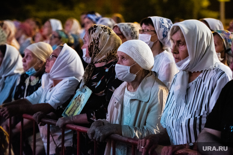 Крестный ход в память о гибели семьи последнего российского императора Николая II. Екатеринбург, верующие, вера, крестный ход, паломники, царские дни, медицинская маска, защитная маска, маска на лицо, православие, коронавирус