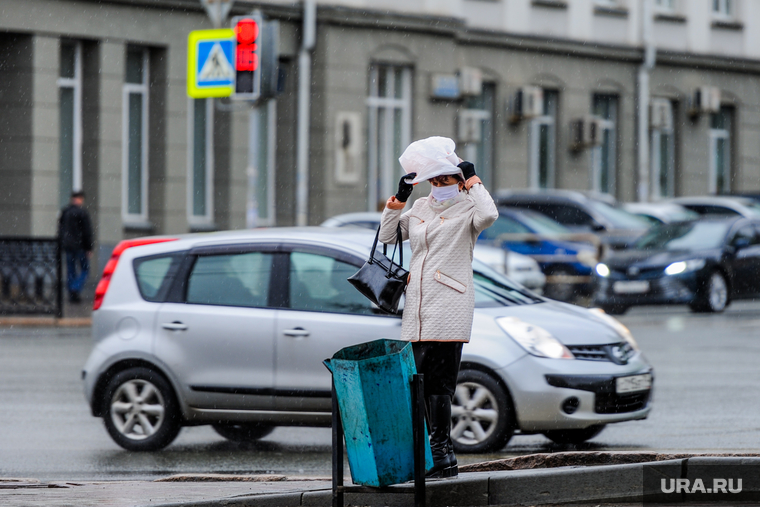 Пустой город. Обстановка в городе во время эпидемии коронавируса.. Челябинск, погода, эпидемия, непогода, пакет на голове, дождь, пустой город