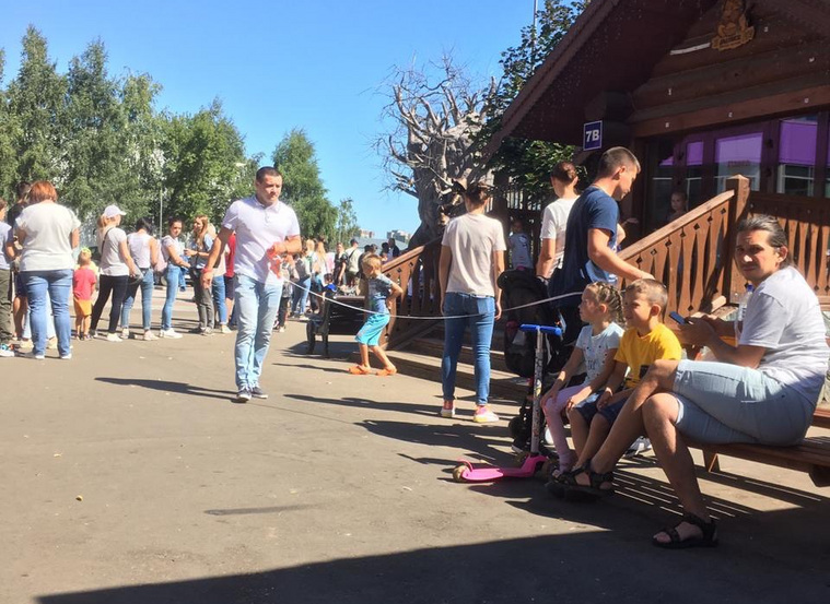 Рабочие измеряют границы кафе и ставят разметку в тех местах, где будет установлен забор