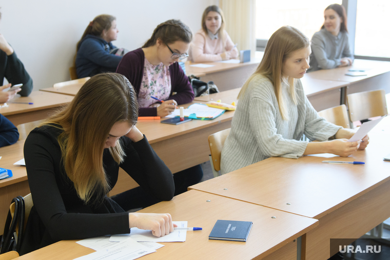 Студенты УрФУ в экзаменационный период. Екатеринбург, учебный класс, университет, вуз, экзамен, учеба, высшее образование, высшее учебное заведение, студенты