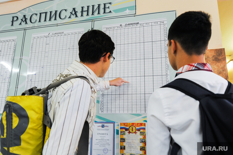 Школа в селе Долгодеревенское, где пикетировали старшеклассники. Челябинская область, школа, школьники