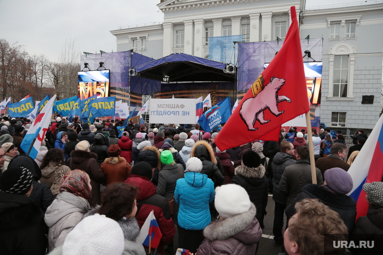 Митинг-концерт в поддержку референдума в Крыму прошел на площади перед оперным театром. Пермь, флаг перми