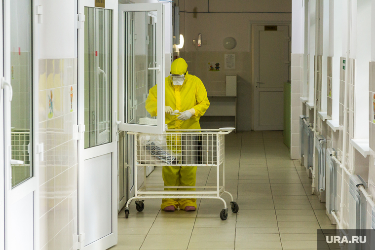 Госпитальная база по лечению коронавирусной инфекции. Магнитогорск, коридор больницы, защитные очки, защитная маска, защитная одежда, больница, коронавирус, covid, ковид, противочумной костюм