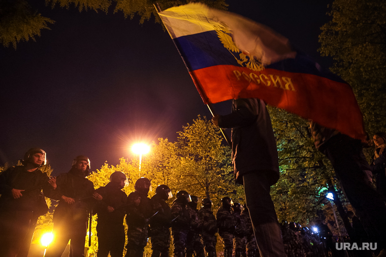 Протесты против строительства храма Св. Екатерины в сквере у театра драмы.
Екатеринбург, российский флаг, флаг рф, флаг россии, оцепление, сквер на драме, омон