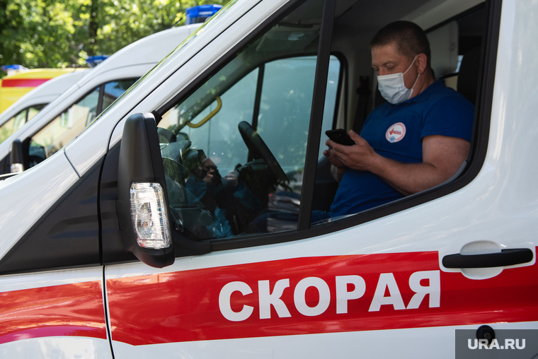 Передача автомобилей Скорой медицинской помощи бригадам медиков. Екатеринбург, неотложка, красный крест, медицина, здравоохранение, медицинская маска, медицинская помощь, защитная маска, неотложная помощь, маска на лицо, машина скорой помощи, коронавирус, covid, скорая помощь
