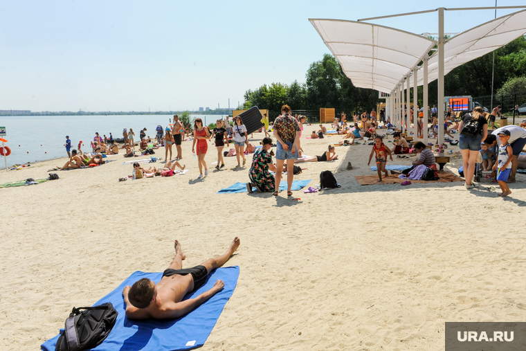 Муниципальный пляж «Первоозерный». Челябинск, песок, лето, жара, пляж, отдых, зной, озеро, пляжный сезон