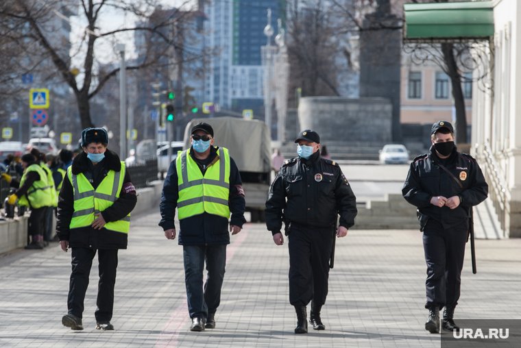 Пятнадцатый день вынужденных выходных из-за ситуации с CoVID-19. Екатеринбург, полиция, масочный режим, полицейский в маске