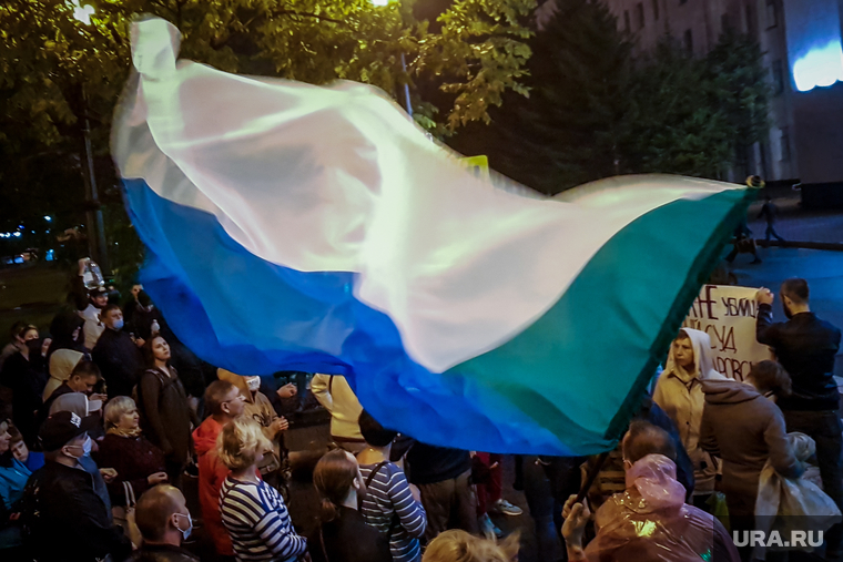 Несанкционированное шествие в поддержку Хабаровского губернатора Сергея Фургала, задержанного по подозрению в организации заказных убийств. Хабаровск, шествие, флаг хабаровска