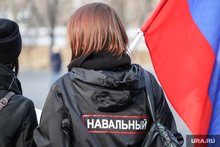Пикет команды Навального. Курган, надпись, навальный, плащ