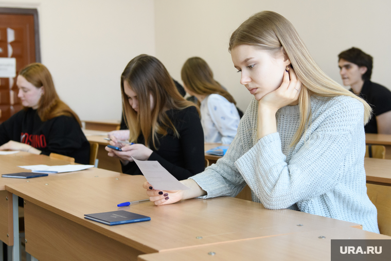 Студенты УрФУ в экзаменационный период. Екатеринбург, университет, вуз, экзамен, учеба, высшее образование, учебный процесс, высшее учебное заведение, студенты, сессия