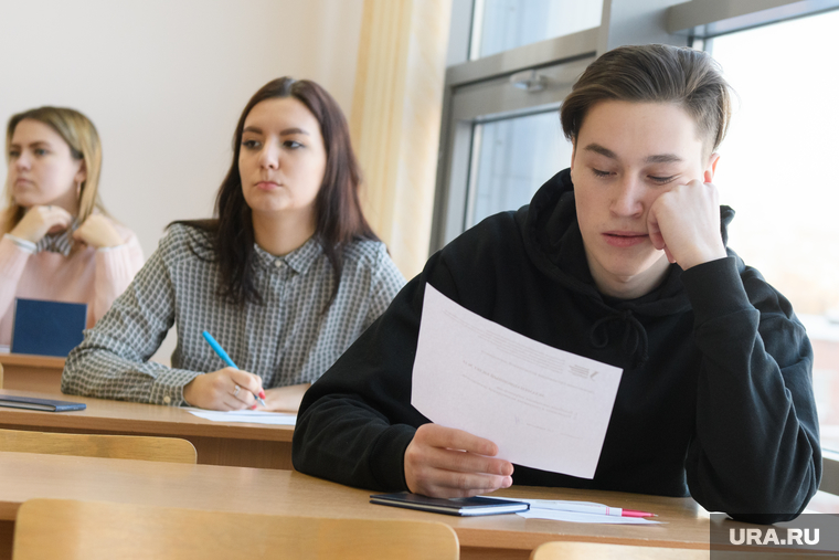 Студенты УрФУ в экзаменационный период. Екатеринбург, университет, вуз, экзамен, учеба, высшее образование, высшее учебное заведение, студенты, сессия