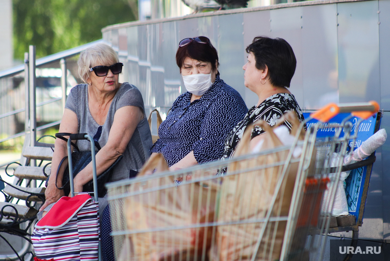 Виды города. Курган, покупатели, корзина с продуктами, продуктовая корзина, медицинская маска, женщины, пенсионный возраст, масочный режим, пакеты с продуктами