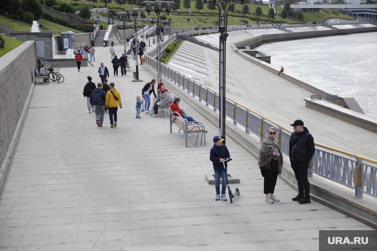 Открытие городских парков после ослабления карантина. Тюмень , набережная, отдых, гуляющие, тюменская набережная