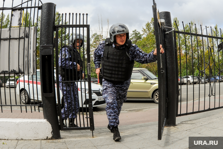 Тренировка сотрудников Росгвардии на территории гимназии. Челябинск, росгвардия, вневедомственная охрана