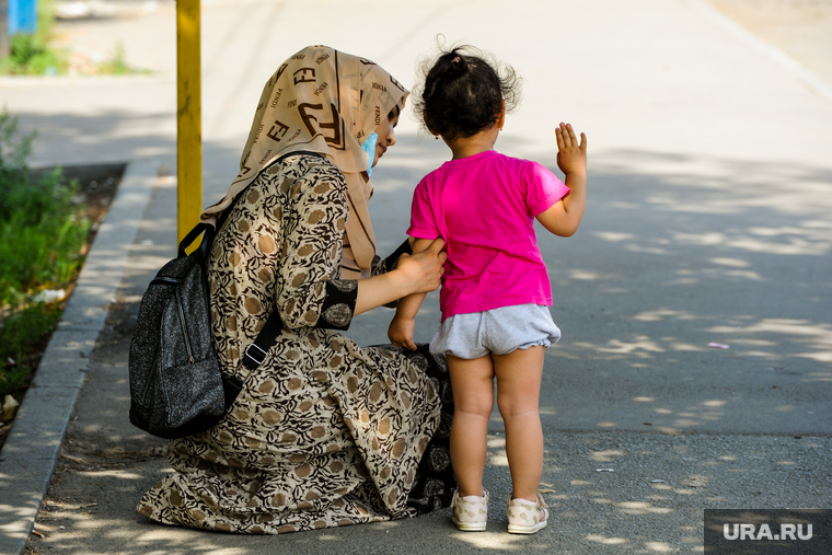 Женщина с ребенком, мусульманка. Челябинск, ребенок, мама, семья, мать, девочка, женщина, мусульманка, дитя, фенди
