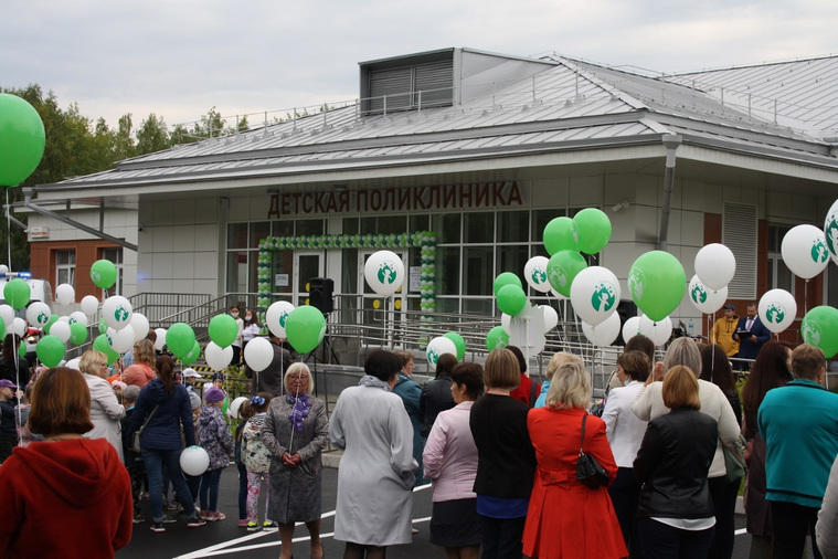 Жители Кировграда пришли на открытие поликлиники