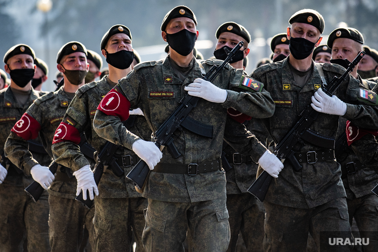 Репетиция парада, посвященного 75-й годовщине Победы в Великой Отечественной войне в 32-м военном городке. Екатеринбург, военные, марш, медицинская маска, защитная маска, военнослужащие цво, репетиция парада, маска на лицо, военнослужащие