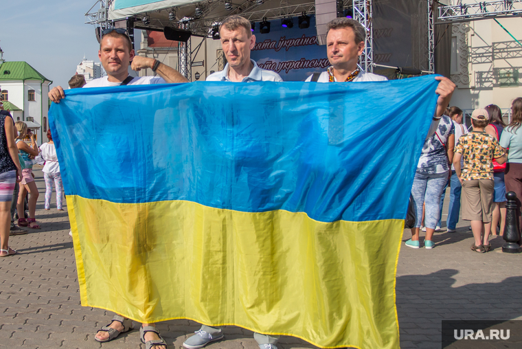Разное. Курган, флаг украины