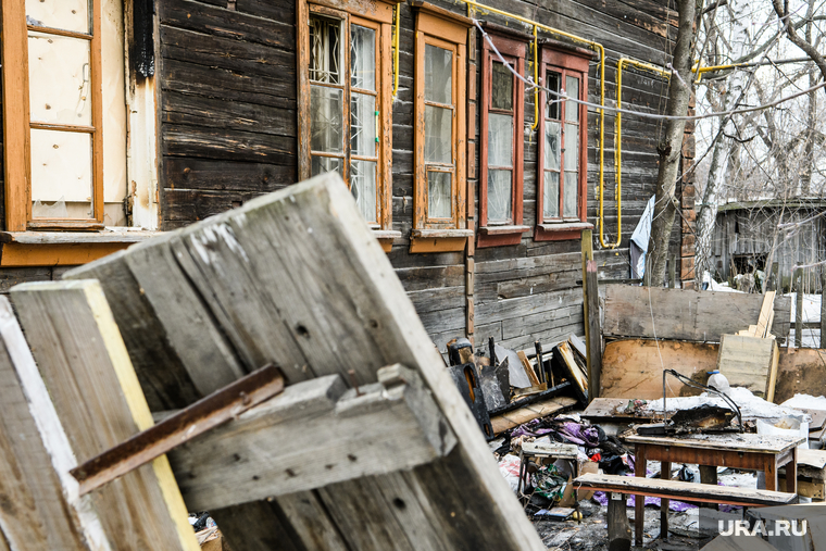 Виды Екатеринбурга, мусор, старый дом, двор, барак, хлам, разруха, улица саввы белых