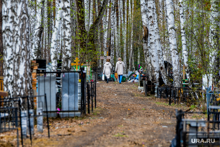 Обстановка на челябинских муниципальных кладбищах во время родительского дня. Челябинск, митрофановское кладбище