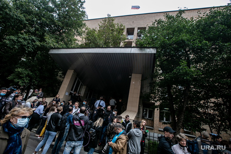 По оценкам нашего корреспондента, около здания суда собралось 150 человек