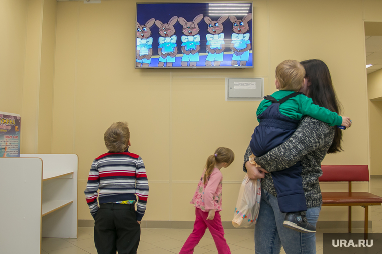 Выездное заседание Депутатов Курганской городской Думы. Курган, курганская детская поликлиника, мультфильмы, дети у телевизора