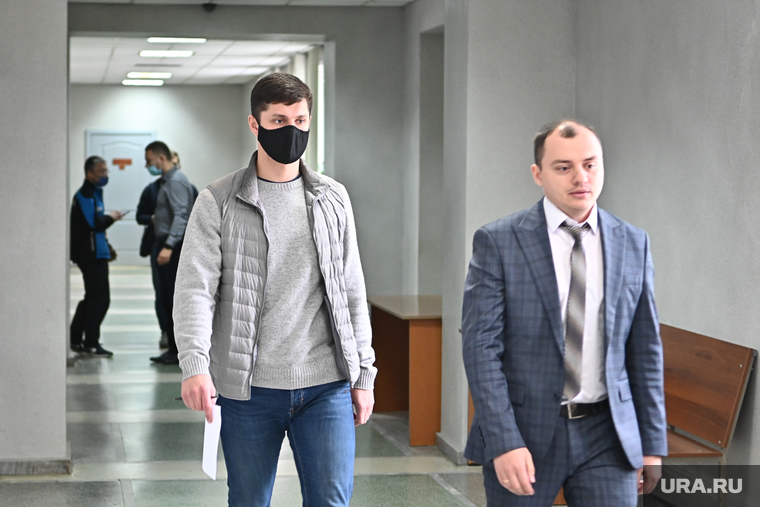 В черной маске — Никита Фомин, владелец угнанной Kia Rio, на которой Васильев совершил смертельное ДТП. Рядом с ним в костюме — его адвокат Антон Мазов